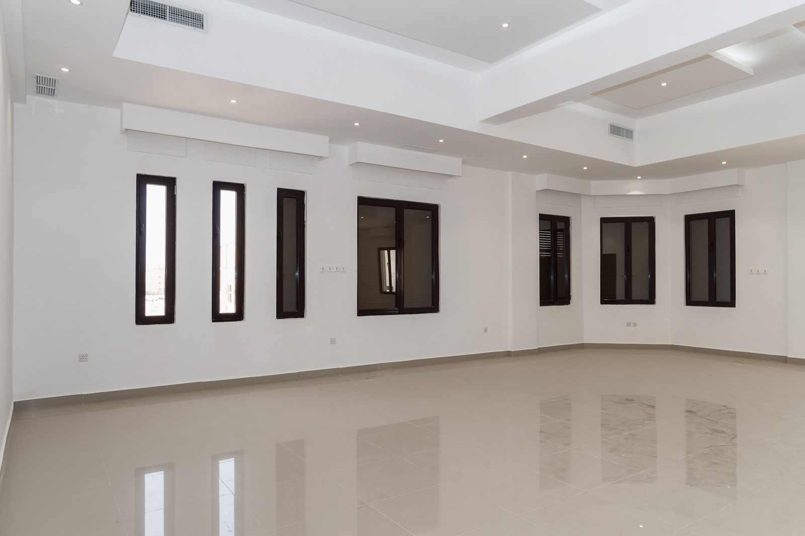 Funaitees – very large, unfurnished, four master bedroom floor