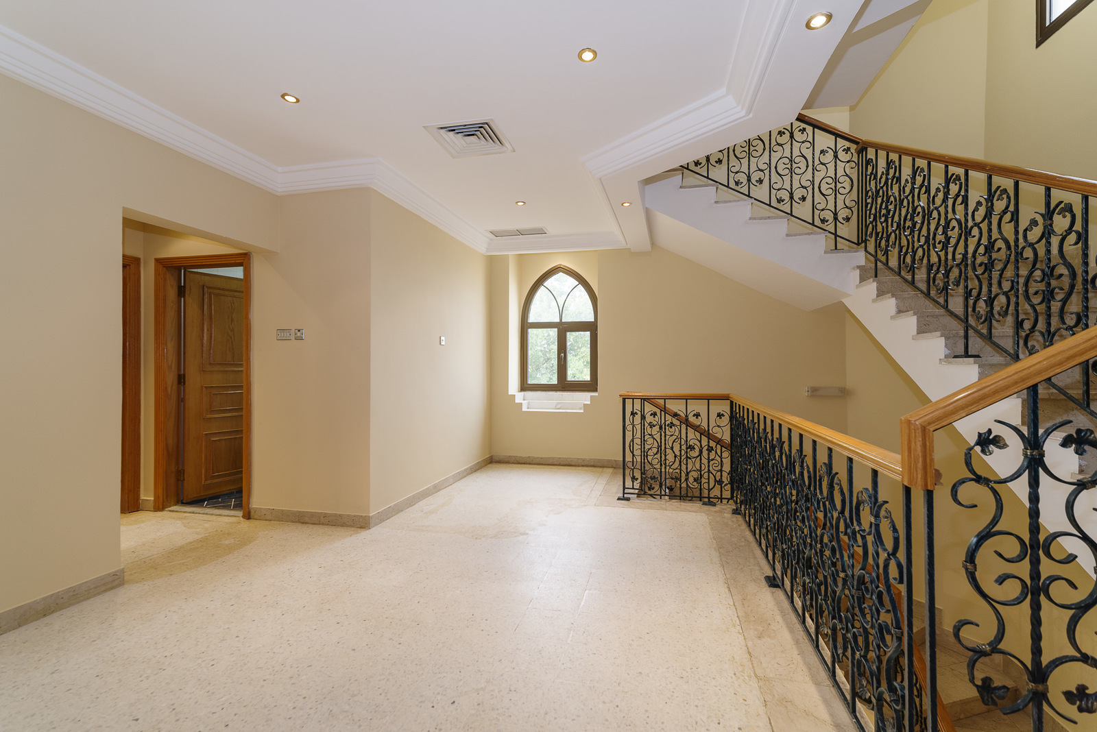 Abu Al Hasania – great, older, unfurnished, triplex apartment w/swimming pool