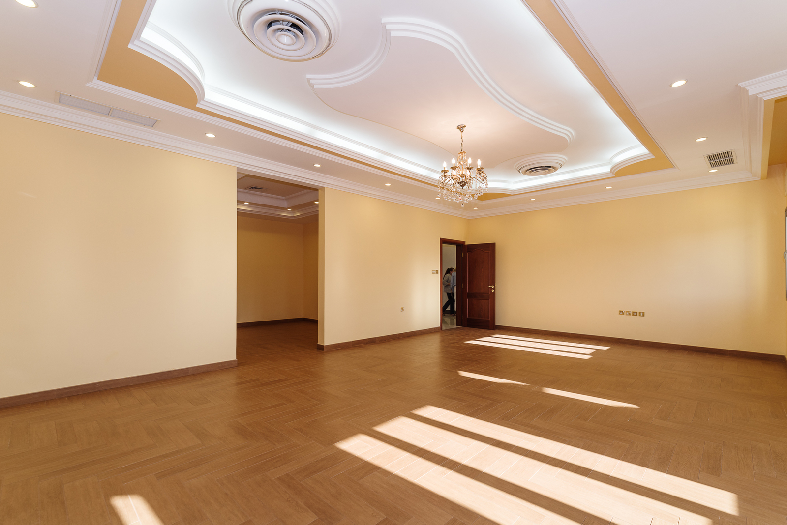 Bayan – fantastic, spacious, unfurnished five bedroom floor