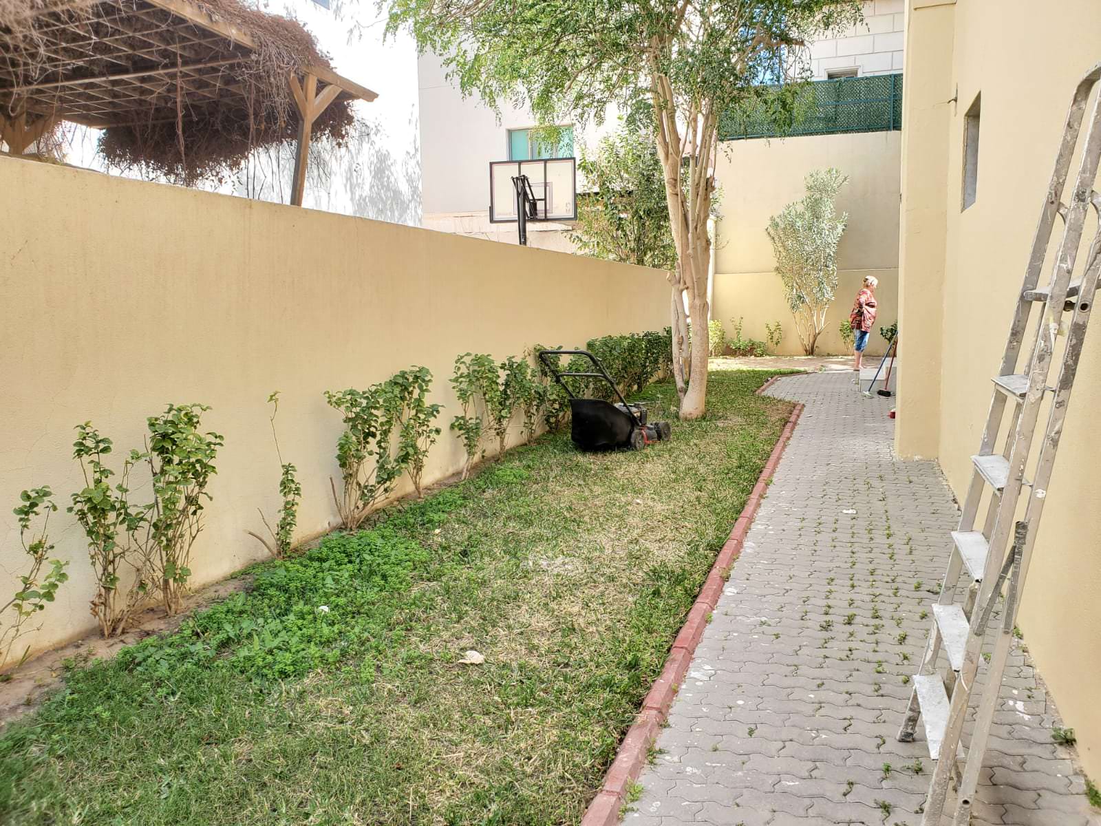 Qortuba – unfurnished, six bedroom villa w/garden