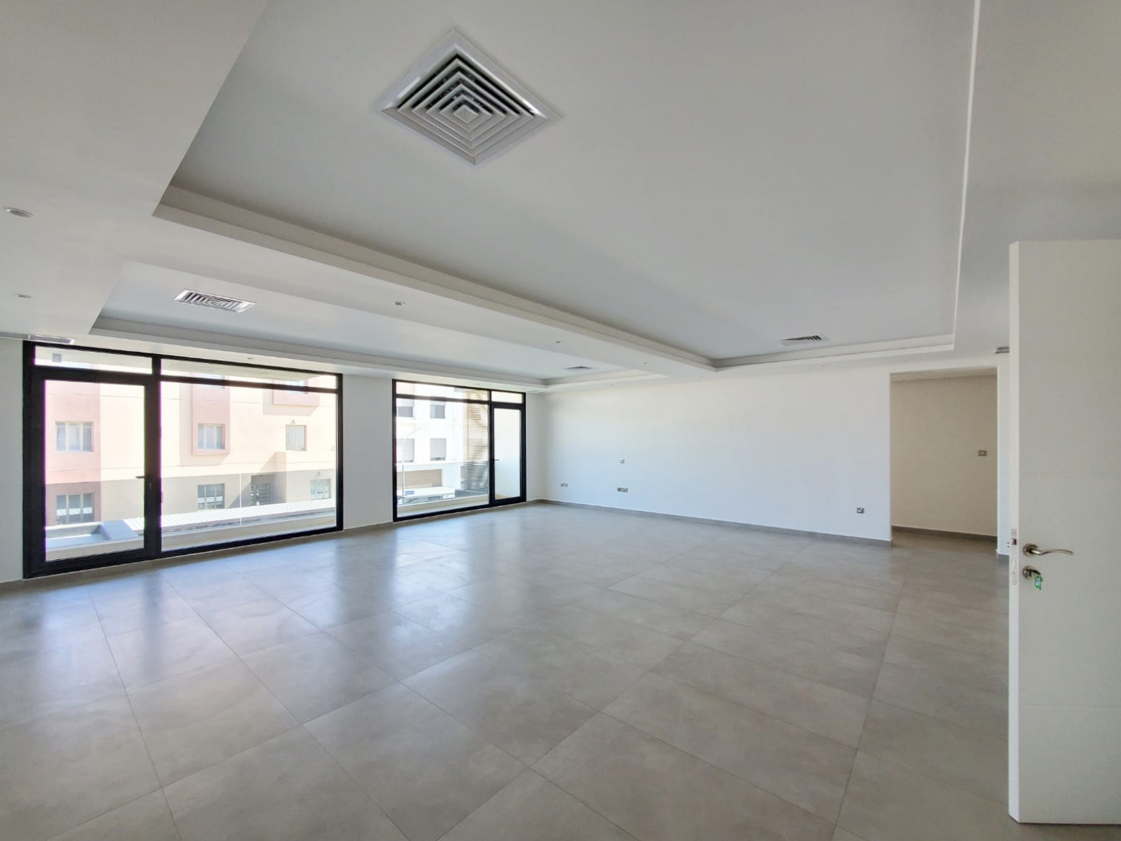 Fnaitees – modern, spacious five bedroom floor w/balcony