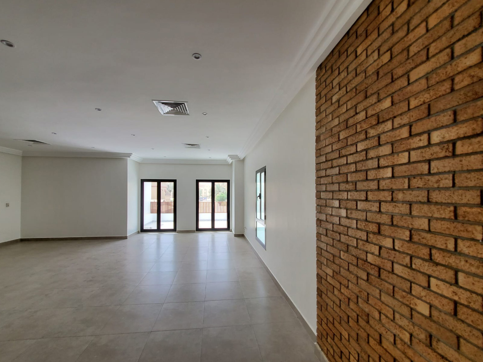 Jabriya – spacious, three bedroom apartment w/large balcony